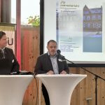 Die beiden ersten Vorsitzenden Ole König und Raphael Ipsen (v.l.n.r.) eröffneten den Abend und begrüßten die Mitglieder...