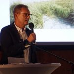 Ehrenvorstandsmitglied Dirk Volquardsen würdigte Karl Max Hellner für die 16-jährige Tätigkeit als Vereinsvorsitzender und zählte die vielen Errungenschaften dieser Zeit auf. Karl Max Hellner gab den Vorsitz im zurückliegenden Februar an Raphael Ipsen und Ole König ab, steht dem Gesamtvorstand aber weiterhin zur Seite
