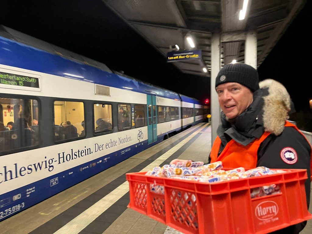 Vorstandsmitglied Peter Peters mit den gepackten Hefe-Herzen....