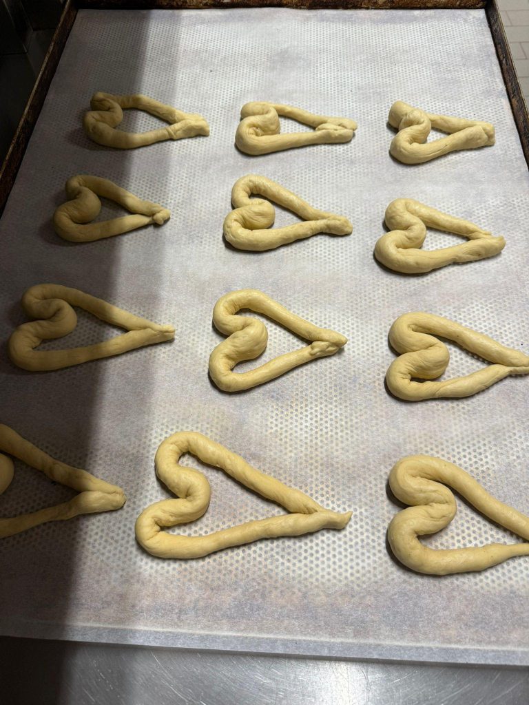 Rund 1.500 Hefe-Herzen wurden in rund 4 Stunden in der Bäckerei Raffelhüschen gebacken...